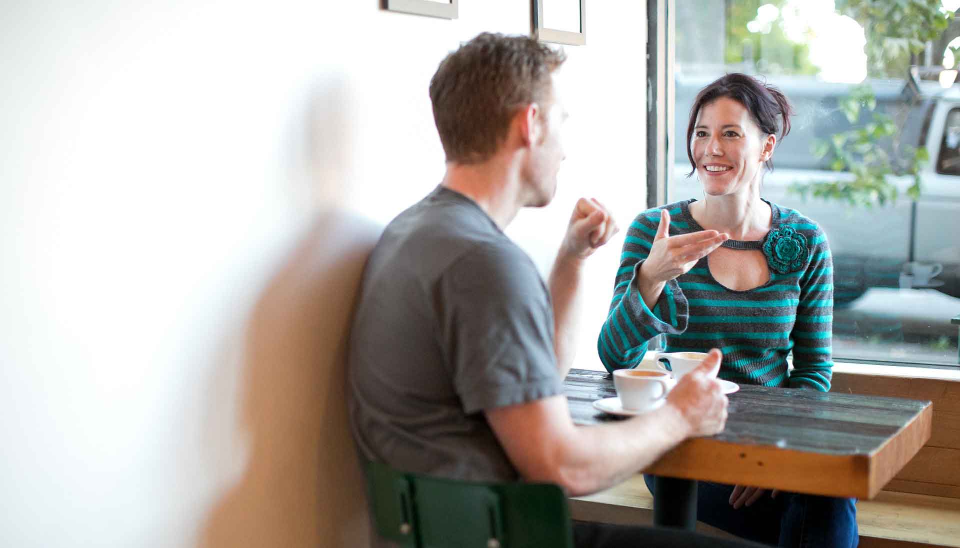 Paar beim ersten Date im Cafe